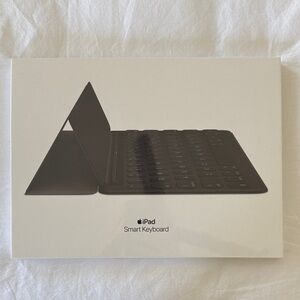 Apple iPad Smart Keyboard in Black